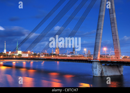 Kabel-gebliebene Brücke über den Fluss Daugava und Panorama von Riga, Lettland. Stockfoto