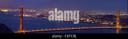 Golden Gate Bridge über San Francisco Bucht und Skyline bei Sonnenuntergang Panorama Stockfoto