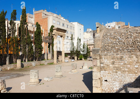 Ruinen des antiken Forum Romanum, umgeben von modernen Gebäuden. Tarragona, Katalonien, Spanien. Stockfoto