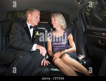 USA, New York State, Old Westbury, Eltern der Braut in der Limousine, die einander betrachtend Stockfoto