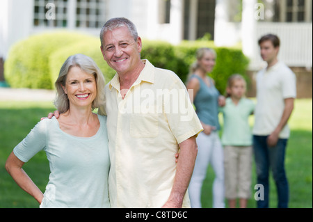 USA, New York State, Old Westbury, Porträt von älteres Paar, Familie im Hintergrund Stockfoto