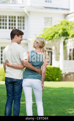 USA, New York State, Old Westbury paar vor Haus Stockfoto