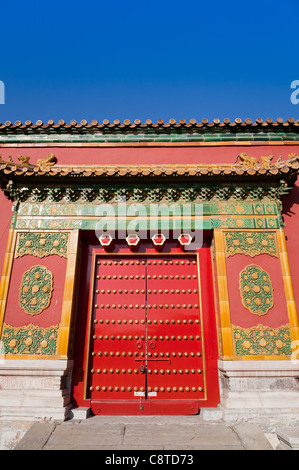 Alten Stil Tür in der verbotenen Stadt, Peking, China Stockfoto
