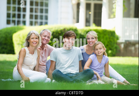 Porträt eines Mädchens mit Eltern und Großeltern, Old Westbury, New York State, USA Stockfoto