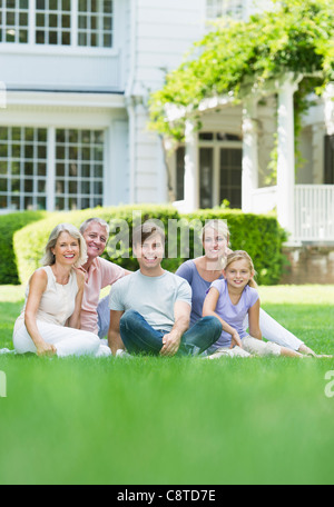 Porträt eines Mädchens mit Eltern und Großeltern, Old Westbury, New York State, USA Stockfoto