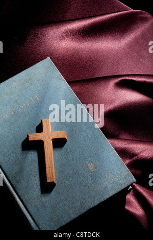 Erhöhte Ansicht der Holzkreuz auf Bibel Stockfoto