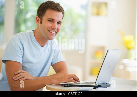 USA, New Jersey, Jersey City, Porträt des jungen Mann mit laptop Stockfoto