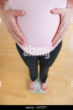 USA, New Jersey, Jersey City, schwangere Frau mit einem Gewicht von selbst Stockfoto