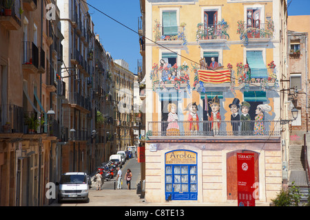 Farbenfrohes Wandbild in einem Gebäude auf dem Sedassos-Platz. Tarragona, Katalonien, Spanien. Stockfoto