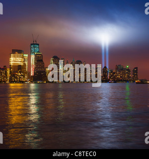 USA, New York, New York City, Stadtbild bei Nacht mit Tribute in light Stockfoto