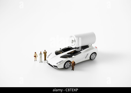 Nahaufnahme des weißen Akku auf Spielzeugauto mit Figuren Stockfoto
