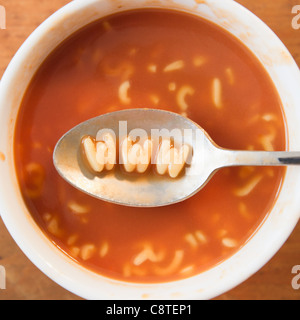 Nahaufnahme von Suppe mit Buchstaben-Nudeln auf Löffel bilden Www-Seiten Stockfoto