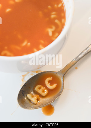 Nahaufnahme von Suppe mit Buchstaben-Nudeln auf Löffel Stockfoto