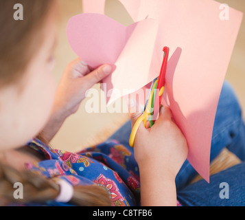 USA, New Jersey, Jersey City, Mädchen schneiden Herzform zum Valentinstag Stockfoto