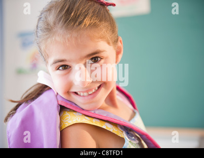 USA, New Jersey, Jersey City, Porträt des Lächelns Schulmädchen Stockfoto