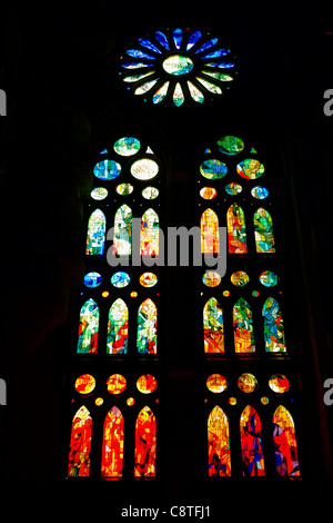 Farbige Glasfenster. Sagrada Familia Kirche oder Expiatory Kirche der Heiligen Familie, Barcelona, Katalonien, Spanien. Stockfoto