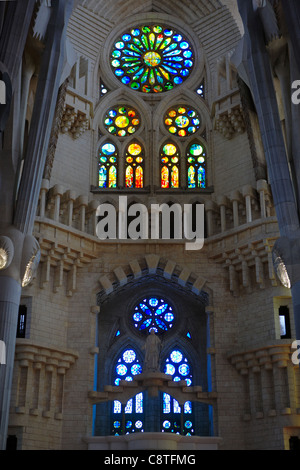Farbige Glasfenster. Sagrada Familia Kirche oder Expiatory Kirche der Heiligen Familie, Barcelona, Katalonien, Spanien. Stockfoto