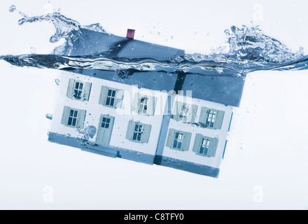 Hausmodell Spritzer ins Wasser, Studio gedreht Stockfoto