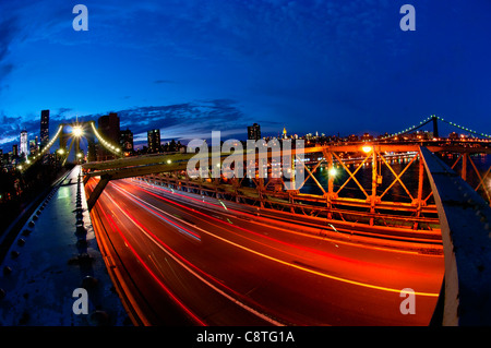 USA, New York State, New York City, Manhattan, Brooklyn Bridge in der Dämmerung Stockfoto
