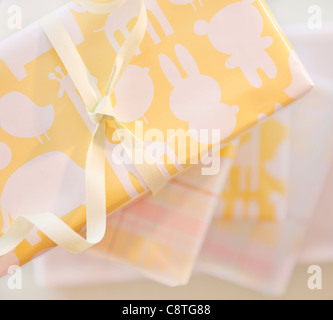 Geschenk-Boxen in pastellfarbenen Papier eingewickelt Stockfoto