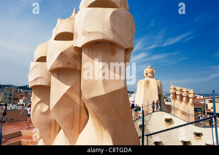 Schornsteine auf dem Dach der Casa Mila (La Pedrera) Gebäude. Barcelona, Katalonien, Spanien. Stockfoto