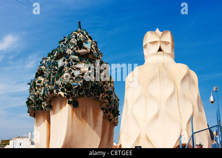 Schornsteine auf dem Dach des Casa Mila oder "La Pedrera" bauen. Barcelona, Katalonien, Spanien. Stockfoto