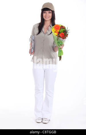 Frau, die Bereitstellung von Blumen Stockfoto
