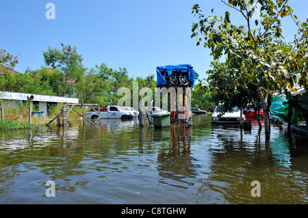 Autos auf überfluteten Parkplatz geparkt. Motorräder parken hoch auf Gabelstapler. Thailand Hochwasser 2011. Stockfoto