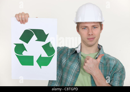 Eine weibliche Bauarbeiter, die Förderung von recycling. Stockfoto