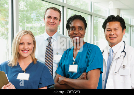 USA, Utah, Ogden, Arzt, Krankenhaus-Manager und zwei Krankenschwestern posieren für Porträt Stockfoto