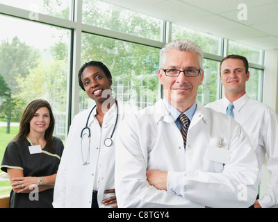 USA, Utah, Ogden, männlich und weiblich Arzt, Krankenhaus-Manager und Krankenschwester posieren für Porträt Stockfoto