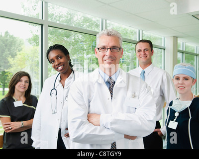 USA, Utah, Ogden, männlich und weiblich Arzt, Krankenhaus-Manager und Krankenschwester posieren für Porträt Stockfoto