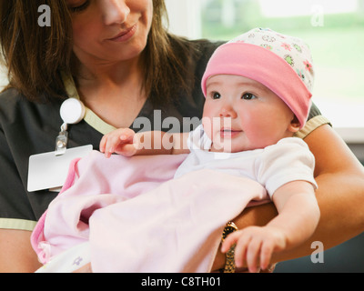 USA, Utah, Ogden, Krankenschwester hält Babymädchen Stockfoto