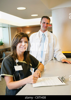 Porträt von zuversichtlich Krankenschwester und Arzt, Ogden, Utah, USA Stockfoto