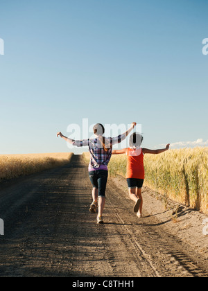 USA, Oregon, Wasco, Mädchen, die entlang der unbefestigten Straße Stockfoto