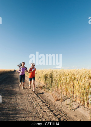 USA, Oregon, Wasco, Mädchen, die entlang der unbefestigten Straße Stockfoto