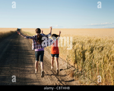 USA, Oregon, Wasco, Mädchen, die entlang der unbefestigten Straße Stockfoto