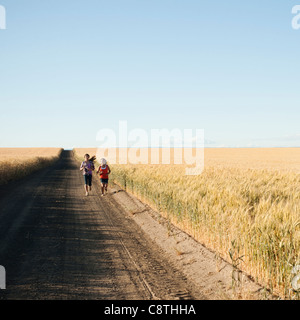 USA, Oregon, Wasco, Mädchen, die entlang der unbefestigten Straße Stockfoto