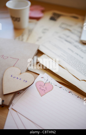 Herz mit Cup und Papiere Stockfoto