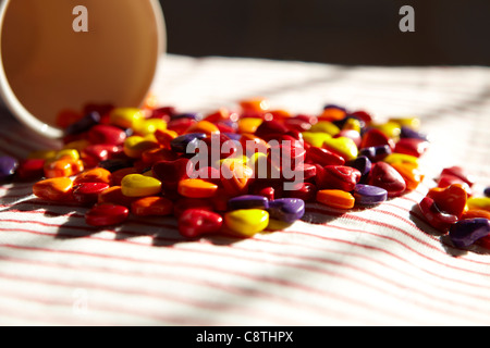 Bonbons mit einer Tasse Stockfoto