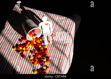 Bonbons mit einer Tasse und menschliche Darstellung Stockfoto