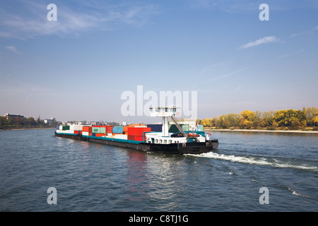 Frachtschiff am Rhein, Deutschland, Bonn im Hintergrund Stockfoto