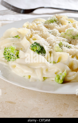 Tagliatelle Nudeln und Brokkoli in Sahnesauce mit Parmesan Stockfoto