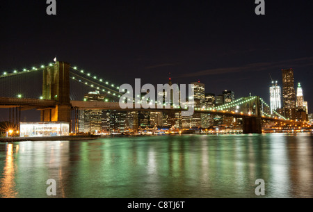 Brroklyn Brücke und New York Skyline bei Nacht Stockfoto