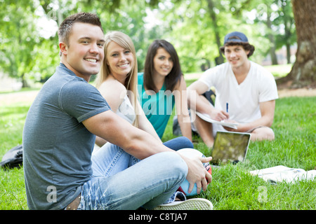 Porträt von College-Studenten, die entspannend auf Rasen, Seattle, Washington, USA Stockfoto
