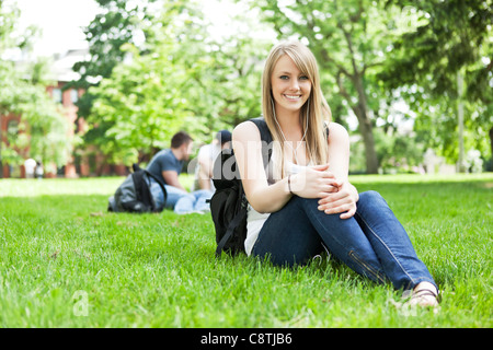 Porträt von weiblichen Studenten auf dem Campus, Seattle, Washington, USA Stockfoto