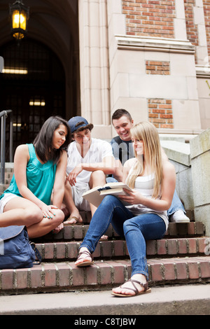 USA, Washington, Seattle, vier College-Studenten sitzen auf Stufen Stockfoto