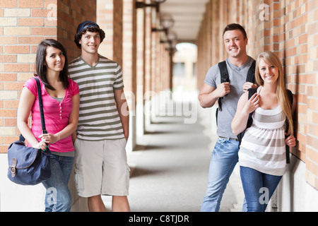 Porträt von vier College-Studenten im Korridor, Seattle, Washington, USA Stockfoto
