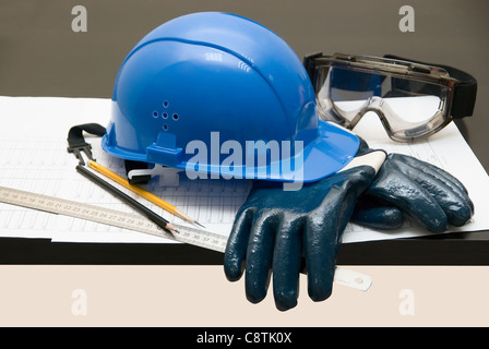 Thema bauen: verschiedene Objekte auf einem Tisch Stockfoto