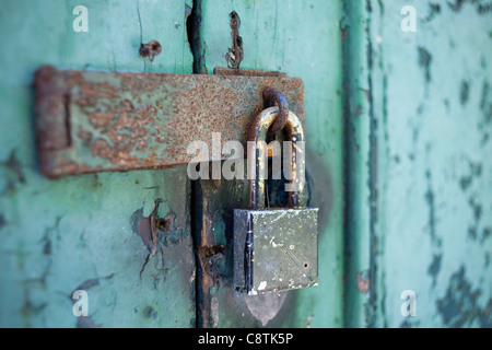 USA, New York State, alte rostige Vorhängeschloß an Tür Stockfoto